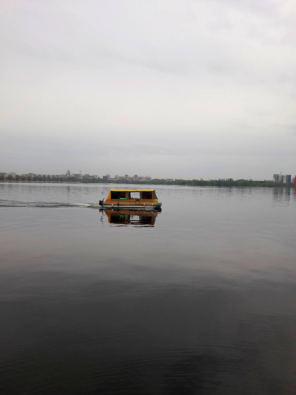 К началу лета в Воронеже откроют два пассажирских маршрута по водохранилищу.  Причалы будут оборудованы возле Чернавского моста, смотровых площадок Петровской набережной, а также в парках «Алые паруса» и «Дельфин». Для реализации задуманного власти привлекут часть федеральных субсидий и средства частных инвесторов.  Чтобы туристам было удобнее добираться до набережной Максима Горького, улиц Добролюбова и Адмиралтейской площади, там организуют пересадочные транспортные узлы.    Подписаться  Типичный Воронеж