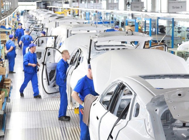 До конца года в РФ начнется выпуск автомобилей, подпадающих под господдержку Производство автомобилей, уровень локализации которых будет соответствовать необходимому для господдержки, начнется до конца 2025 года. Автомобили будут собирать в Калуге и Санкт-Петербурге. Об этом сообщает ТАСС со ссылкой на интервью первого вице-премьера РФ Дениса Мантурова телеканалу РБК-ТВ. Подробнее на сайте autostat.ru