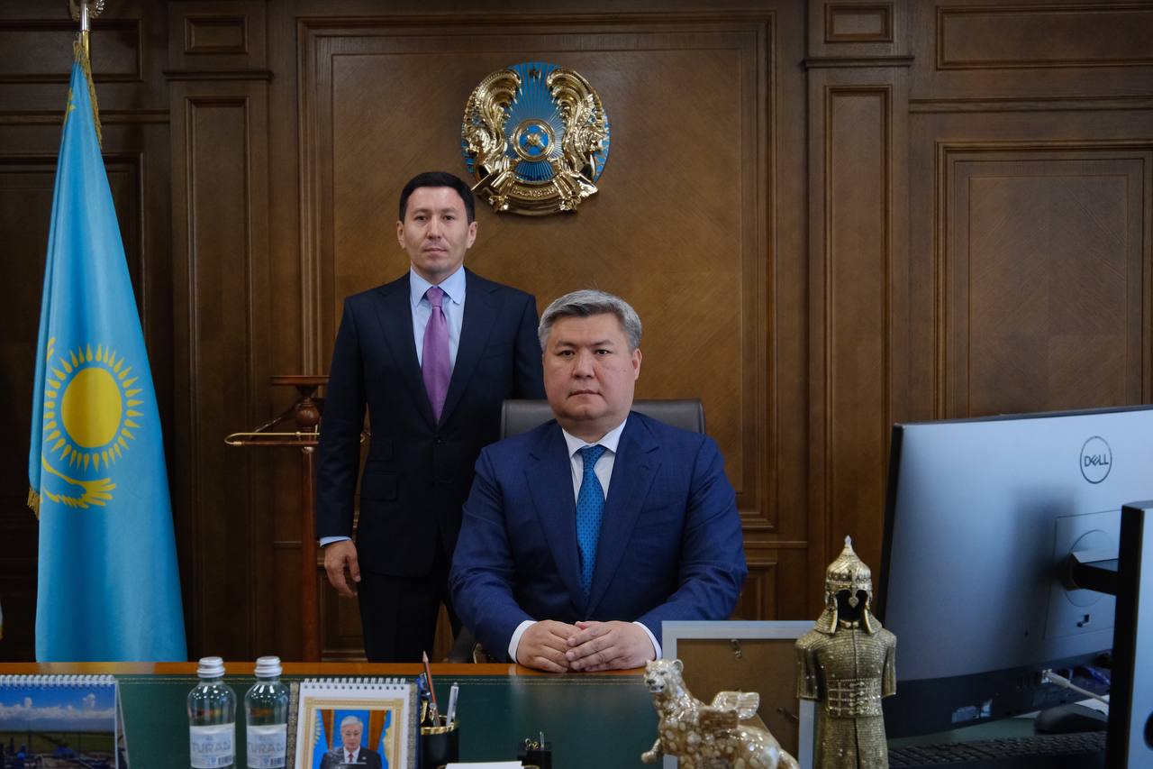 Бывший вице министр энергетики Казахстана Алибек Жамауов возглавил QazaqGaz Глава Фонда Самрук Казына Нурлан Жакупов представил коллективу газовой нацкомпании нового главу Алибек Жамауов сменил на этом посту Санжара Жаркешова Жамауов родился в 1981 году в Атырау Окончил университет имени Сулеймана Демиреля Казахский национальный технический университет им К Сатпаева С 2005 года работал в Аgip Kazakhstan Caspian Operating ТОО Жамбыл Петролеум и ТОО PSA sputnikKZ
