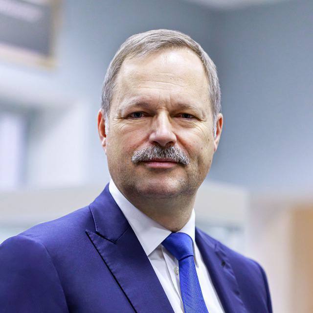 Ректор Бауманки извинился за предложение отсосать у красно белых которое он написал после дерби ЦСКА Спартак Как сообщила пресс служба вуза Михаил Гордин был слишком эмоционален Как и любой футбольный болельщик Михаил Гордин проживает каждый матч очень эмоционально Будучи открытым к своей аудитории он делится своими живыми эмоциями которые не всегда бывают позитивными За эту искренность его так любят сотрудники и студенты университета Однако ректор приносит извинения тем кого могла задеть его позиция После вчерашнего поражения Спартака Гордин написал в чате своего телеграм канала что он давно болеет за красно белых и оставил две известных всем болельщикам аббревиатуры ЦКГ и ОУКБ После этого в комментарии стали отправлять оскорбительные стикеры про Спартак и ректор закрыл комменты