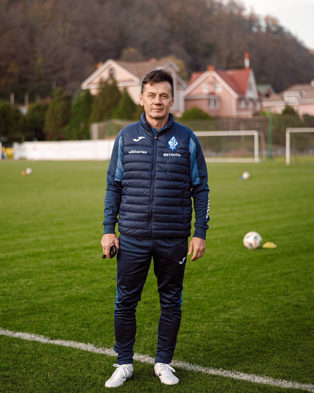 Динамо завершило сотрудничество с Гораном Алексичем Горан Алексич покинул пост старшего тренера команды Алексич в тренерском штабе Динамо работал в два разных периода С января 2021 года до окончания сезона 2022 2023 он возглавлял команду выиграл с ней турнир второго дивизиона и после этого еще год был ее главным тренером в первой лиге В мае 2025 года сербский специалист вернулся в Динамо уже в качестве старшего тренера Клуб выражает глубокую признательность Горану за большой вклад в развитие команды и ее результаты и желает успехов в дальнейшей карьере ДинамоМахачкала dinmx