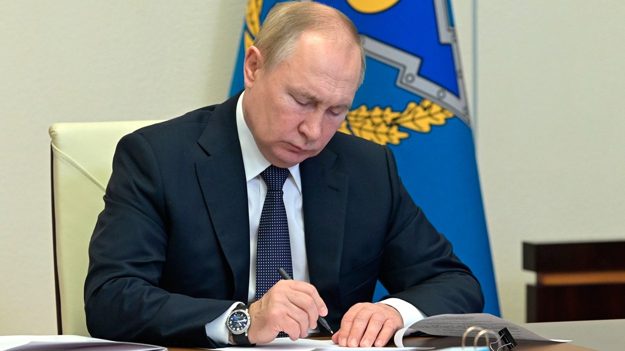 Владимир Путин подписал закон о возможности использования биометрии при совершении дистанционных сделок с недвижимостью с 1 июля 2026 года Это даёт возможность представления заявления о госрегистрации прав в форме электронных документов, подписанных усиленной квалифицированной электронной подписью. Необходимым условием является идентификация сторон с использованием Единой биометрической системы. #Россия #Путин #закон #недвижимость #биометрия