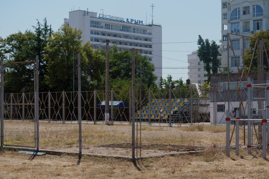 В Севастополе появится еще один ФОК в центре города  На улице Частника в районе спортшколы №6 находится уже не действующая спортивная площадка. Раньше здесь тренировались легкоатлеты, здесь же был центр тестирования ГТО. Но после восстановления СОК имени 200-летия Севастополя, всё начало проводиться на новой площадке.  Сейчас дорабатывается концепция: предварительно, здесь планируется построить комплекс, где смогут тренироваться спортсмены, в том числе легкоатлеты, зимой: для этого будут оборудованные помещения, тренажёрный зал, а также закрытая галерея с легкоатлетической дорожкой; также будет площадка для игровых видов спорта, рассказал в своем Telegram губернатор Михаил Развожаев.  Отдельно рядом приведут в порядок пешеходную сеть на улице Щорса.    Читайте Севкор