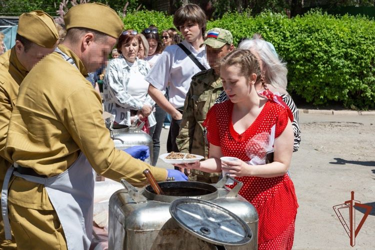 Росгвардейцы организовали полевую кухню для жителей Мариуполя На базе многопрофильного техникума в Мариуполе росгвардейцы, участвующие в специальной военной операции в Донецкой Народной Республике, развернули полевую кухню в рамках акции, посвященной памяти Великой Победы. В ходе мероприятия военнослужащие рассказали о боевом пути войск правопорядка в годы Великой Отечественной войны. Учащиеся и преподаватели имели возможность попробовать солдатскую кашу, ароматный чай и другие блюда, приготовленные военными поварами, под звуки песен той эпохи. В завершение встречи все желающие могли сделать фотографии с росгвардейцами, облаченными в форму времен Великой Отечественной войны и современную амуницию.