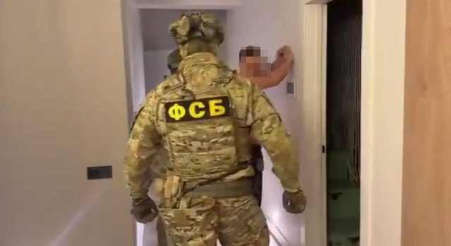 ФСБ задержала сына челябинского политика Яцуна за незаконный майнинг По версии следствия Максим Яцун с тремя подельниками в период с ноября 2024 го по апрель 2025 года неоднократно предоставляли Уралэнергосбыту фиктивную отчетную документацию содержащую заниженные сведения об объемах и мощностях электроэнергии потребленной энергоустановкой для функционирования оператора майнинговой инфраструктуры Ущерб который понесли ООО Уралэнергосбыт и ПАО Россети оценивается более чем в 121 млн рублей Возбуждено уголовное дело о мошенничестве совершенном организованной группой в особо крупном размере Майнерам грозит до 10 лет колонии Максим Яцун является сыном бывшего главы регионального отделения партии Родина и участника избирательных кампаний разных уровней Андрея Яцуна Отец занимает должность генерального директора группы компаний Доступное жилье Подписаться на канал ЕАН Челябинск