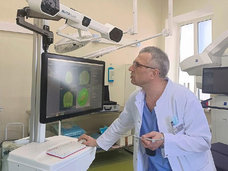 Находкинские врачи спасли пациентку с огромной опухолью мозга В Находке медики провели сложнейшую операцию и спасли молодую женщину с критическим диагнозом Пациентка обратилась в больницу с жалобами на слабость в руке и ноге после обследования у неё обнаружили новообразование головного мозга размером с крупный мужской кулак Опухоль находилась в функционально важной зоне и соседствовала с крупными сосудами Врачи отмечают что в любой момент состояние могло ухудшиться вплоть до комы поэтому требовалось срочное хирургическое вмешательство Операция длилась восемь часов Над спасением женщины работала команда специалистов нейрохирург Александр Бойко анестезиолог Константин Курочкин операционная медсестра Татьяна Копылова и анестезист Наталья Жукова Сложную процедуру удалось успешно выполнить благодаря высокотехнологичному оборудованию поступившему в больницу по нацпроекту Сейчас пациентка проходит реабилитацию и постепенно возвращается к обычной жизни