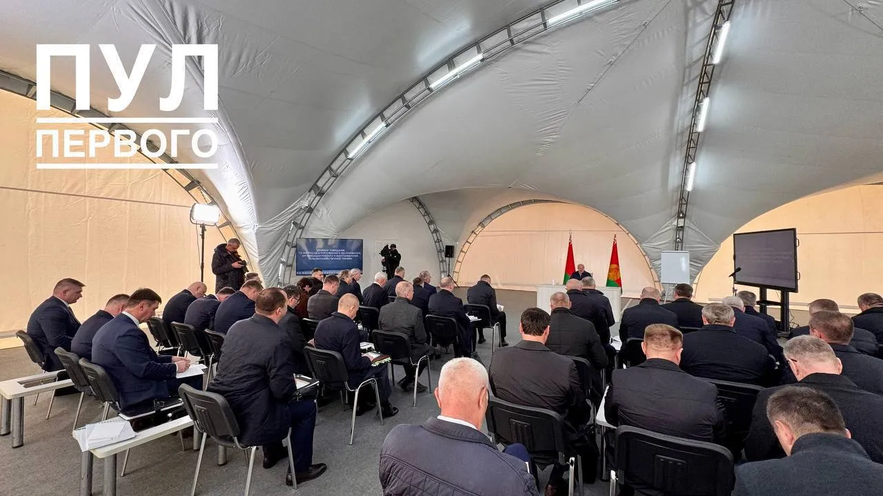 Обсуждение вопроса агросервисного обслуживания продолжилось на совещании в Мозыре Президент Беларуси Александр Лукашенко подчеркнул что сохраниться райагросервисы должны во всей стране Глава государства напомнил что в советские годы эту функцию выполняли так называемые сельхозтехники которые были в каждом районе могли восстановить любой агрегат и машину обслуживали доильные установки проводили буровые и другие работы После распада СССР предприятия перешли на рыночные отношения отметил Александр Лукашенко Мы отпустили их в свободное плавание и половина была уничтожена Спустя время начинаем осознавать что подобные центры должны быть в каждом районе Мозырьтехсервис уровень областного и даже выше это не только ремонт но и производство техники Такие узловые предприятия должны быть в крупных районных центрах В Жлобине Житковичах например нужны крупные базовые межрайонные а в таких районах как Наровля Лоев небольшие мастерские которые под управлением будут работать