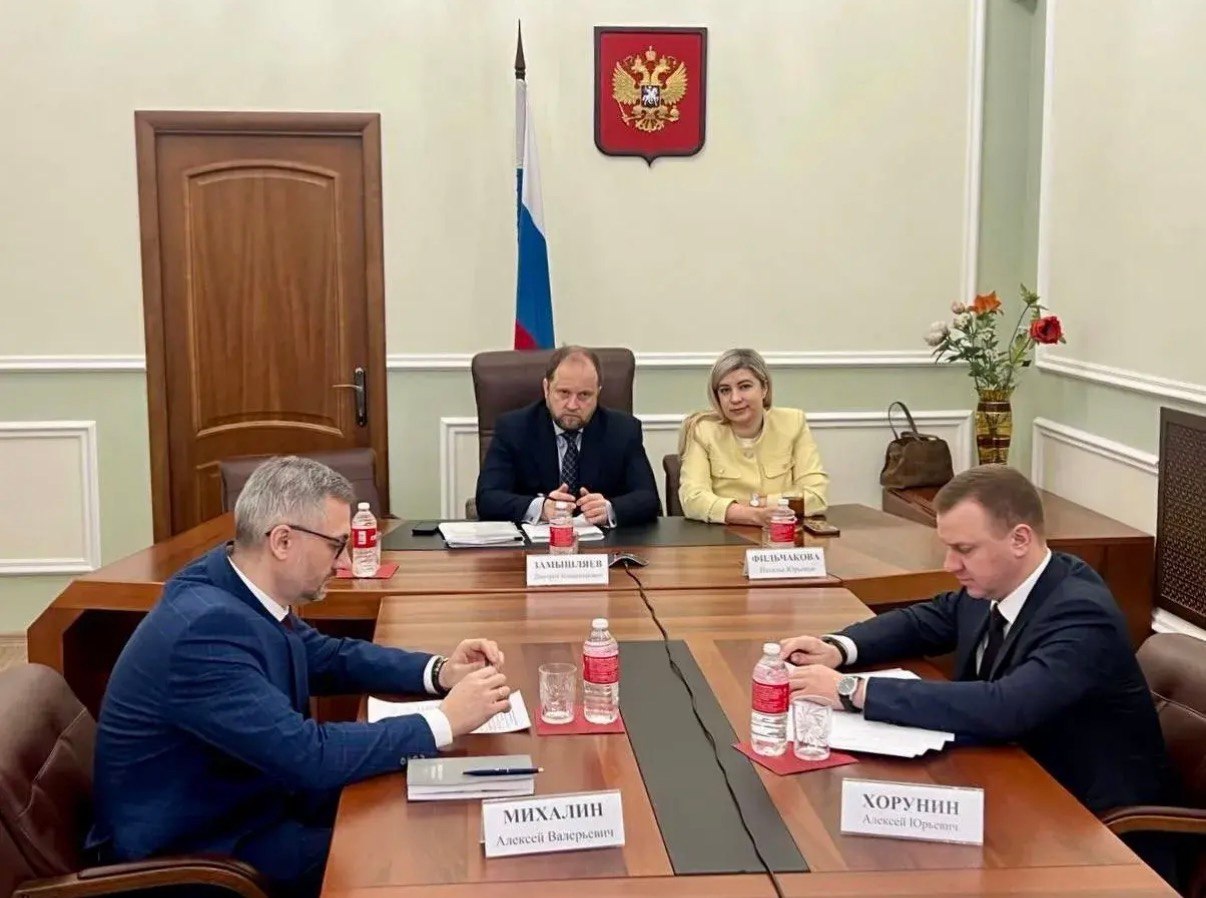 Федеральная служба по финансовому мониторингу VK В фокусе внимание минимизация рисков отмывания денег в ювелирной отрасли Руководитель Межрегионального управления Росфинмониторинга по Южному федеральному округу Алексей Хорунин принял участие в рабочей встрече с заместителем полномочного представителя Президента Российской Федерации в ЮФО Владимиром Гурбой Во встрече также принял участие заместитель руководителя Федеральной пробирной палаты Дмитрий Замышляев и сотрудники ведомства Стороны обсудили вопросы повышения эффективности мер по противодействию легализации преступных доходов и финансированию терроризма в ювелирной отрасли Представитель Росфинмониторинга отметил важность укрепления межведомственного взаимодействия для минимизации рисков отмывания денег и противодействия вовлечению сектора драгоценных металлов и драгоценных камней в незаконную деятельность Фото Пробирная палата РФ Росфинмониторинг