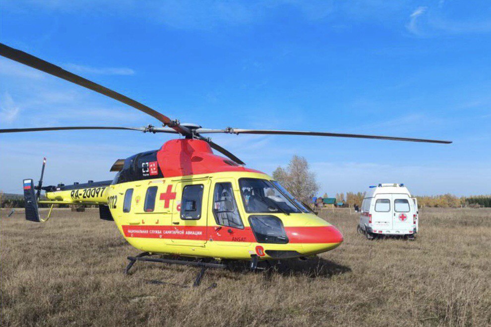 С виновника ДТП в Шигонском районе взыскали полмиллиона за вызов санитарного вертолета С места происшествия эвакуировали пострадавшего несовершеннолетнего В Самарской области суд взыскал с виновника ДТП более 500 тыс рублей в качестве ущерба за вызов санитарного вертолета Авария произошла в октябре 2024 года в Шигонском районе по вине 41 летнего сызранца Для эвакуации пострадавшего несовершеннолетнего пешехода пришлось задействовать вертолет Водителя признали виновным в нарушении правил дорожного движения повлекшем причинение здоровью потерпевшего вреда средней тяжести ч 2 ст 12 24 КоАП РФ Сызранский транспортный прокурор обратился в суд с иском о возмещении виновным в региональный бюджет более полумиллиона рублей затраченных на оплату авиаперевозки пострадавшего Суд удовлетворил исковые требования Прокуратура контролирует исполнение решения суда