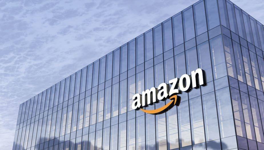 Глава Amazon предупредил сотрудников о сокращениях из-за ИИ. Из-за внедрения искусственного интеллекта в бизнес-процессы Amazon «понадобится меньше людей для выполнения некоторых видов задач», предупредил Энди Джасси. С 2022 года компания уволила 27 тыс. сотрудников.