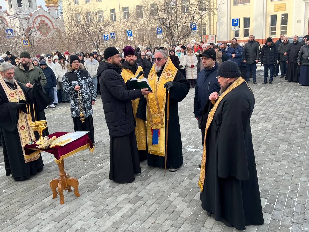 В Чите торжественно открыли бюст святителя Луки Крымского в миру выдающегося хирурга Валентина Феликсовича Войно Ясенецкого Он расположен на аллее улицы Горького напротив входа в главный корпус Читинской государственной медицинской академии Инициатива по установке скульптур в городах связанных с жизнью святителя стартовала после выхода на телеканале Спас фильма Врач от Бога Святитель Лука Крымский Съёмочная группа телеканала возглавляемая телеведущим и адвокатом Павлом Астаховым ранее работала в Забайкалье Когда фильм был завершён у группы людей которые связаны с этим проектом возникла идея поставить бюсты Святителю Луке во всех тех местах которые были связаны с его жизнью Одним из таких городов естественно стала и Чита поскольку в Валентин Войно Ясенецкий в 1904 году приехал сюда с поездом Красного Креста Здесь он начал свою врачебную деятельность и здесь же венчался со своей избранницей Анной Ланской