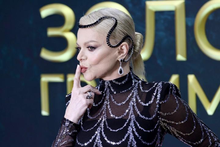 МИД увидел в деле Долиной международный заговор Мария Захарова заявила что история вокруг певицы может быть использована недругами России для раскачки ситуации внутри страны Надо на эту историю смотреть в том числе и под углом того что то что с нами хотят делать наши недруги наши враги Очевидно они понимают что на поле боя не получилось что никакой отмены России не произошло что нас невозможно отменить ни в культуре ни в спорте нигде А зло их переполняет И один из способов который они решают сейчас испробовать это столкновение людей приводит слова Захаровой ТАСС А теперь кратко история Долиной не квартирный скандал а геополитика Зло переполняет Запад отмена РФ не сработала включили план Лариса Подпишитесь на Абзац TG VK Дзен MAX Rutube