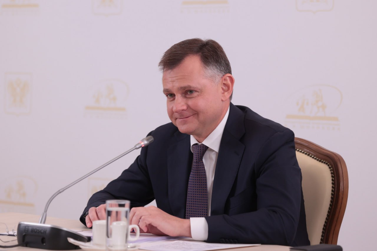 Врио губернатора Ростовской области Юрий Слюсарь взял собаку из приюта Об этом глава региона сообщил во время пресс конференции отвечая на вопрос журналиста газеты Молот Виктории Головко о проблеме безнадзорных животных в регионе Собаку взял Замечательная собака сказал глава региона Обсуждая вопрос безнадзорных животных врио губернатора отметил что эта тема вызывает поляризацию мнений в обществе Часть считает что если у тебя укусили ребенка то у тебя не остается шансов кроме как обоснованно требовать чтобы был наведен порядок чтобы количество безнадзорных животных было сокращено Часть считает что мы живем в цивилизованном обществе и нельзя отстреливать братьев наших меньших поделился глава региона Он признался что у него нет однозначной позиции по этому вопросу Подробности читайте на сайте Фото Донское правительство ИА ДОН 24 Отправить новость