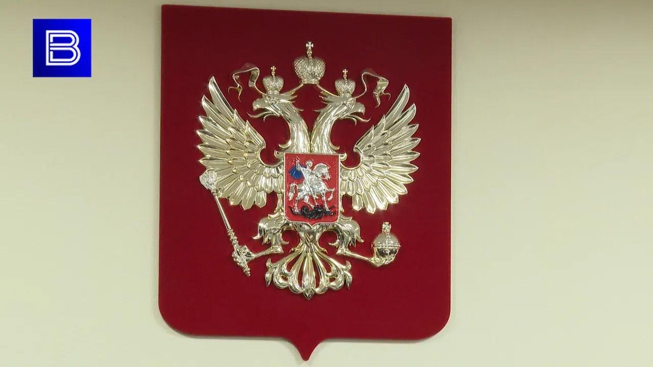 Вести Мурман   Мурманчанин предстанет перед судом за тяжкое ранение возлюбленной Во время следствия установили что обвиняемый 17 июня находился в квартире у сожительницы на Первомайской улице Будучи пьяным и испытывая личную неприязнь он ударил женщину ножом в грудь Тем самым мурманчанин причинил ей тяжкий вред здоровью По информации прокуратуры уголовное дело по п з ч 2 ст 111 УК РФ направили в Первомайский районный суд для рассмотрения по существу Северянину грозит до 10 лет лишения свободы Подпишись Вести подробнее на канале Вести Мурман