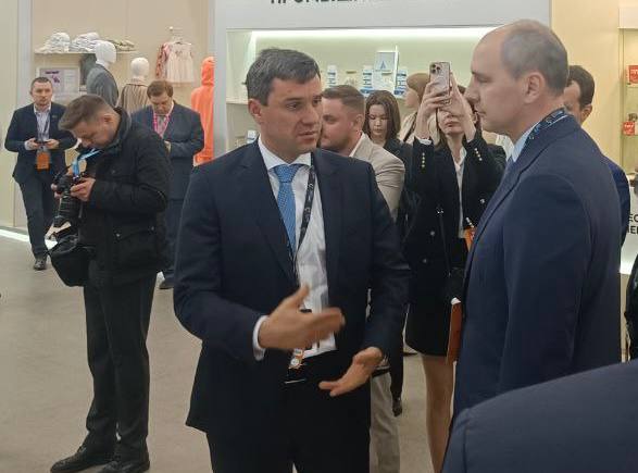 Стенд ТМХ развернутый в Минске на Международной промышленной выставке ИННОПРОМ Беларусь одним из первых посетил губернатор Свердловской области Денис Паслер Генеральный директор компании ТМХ Городской транспорт Роман Миронов и управляющий директор холдинга по развитию интеллектуальных систем управления гендиректор ТМХ Интеллектуальных систем Андрей Романчиков рассказали главе администрации Среднего Урала об особенностях современного пассажирского подвижного состава и проектах холдинга связанных с совершенствованием систем метро Обсуждались вопросы развития городского рельсового транспорта Особое внимание было уделено центральному диспетчерскому пункту управления движением поездов метро Это решение предназначено для эффективного управления линией метрополитена и надежного отслеживания движения поездов Главной задачей системы является обеспечение бесперебойной работы метрополитена посредством интеграции информации от различных подсистем в едином информационном поле оптимизации механизмов прогнозирования отслеживания состояния подвижного состава и автоматизации управления В прошлом году ТМХ Интеллектуальные системы реализовали проект автоматизации трамвайного движения в депо Верхняя Пышма расположенном в Свердловской области Разработанная цифровая система значительно улучшила работу трамвайного парка Благодаря ей существенно увеличилась скорость следования трамваев по стрелкам и сократилось время на их обслуживание Подписаться на ТМХ