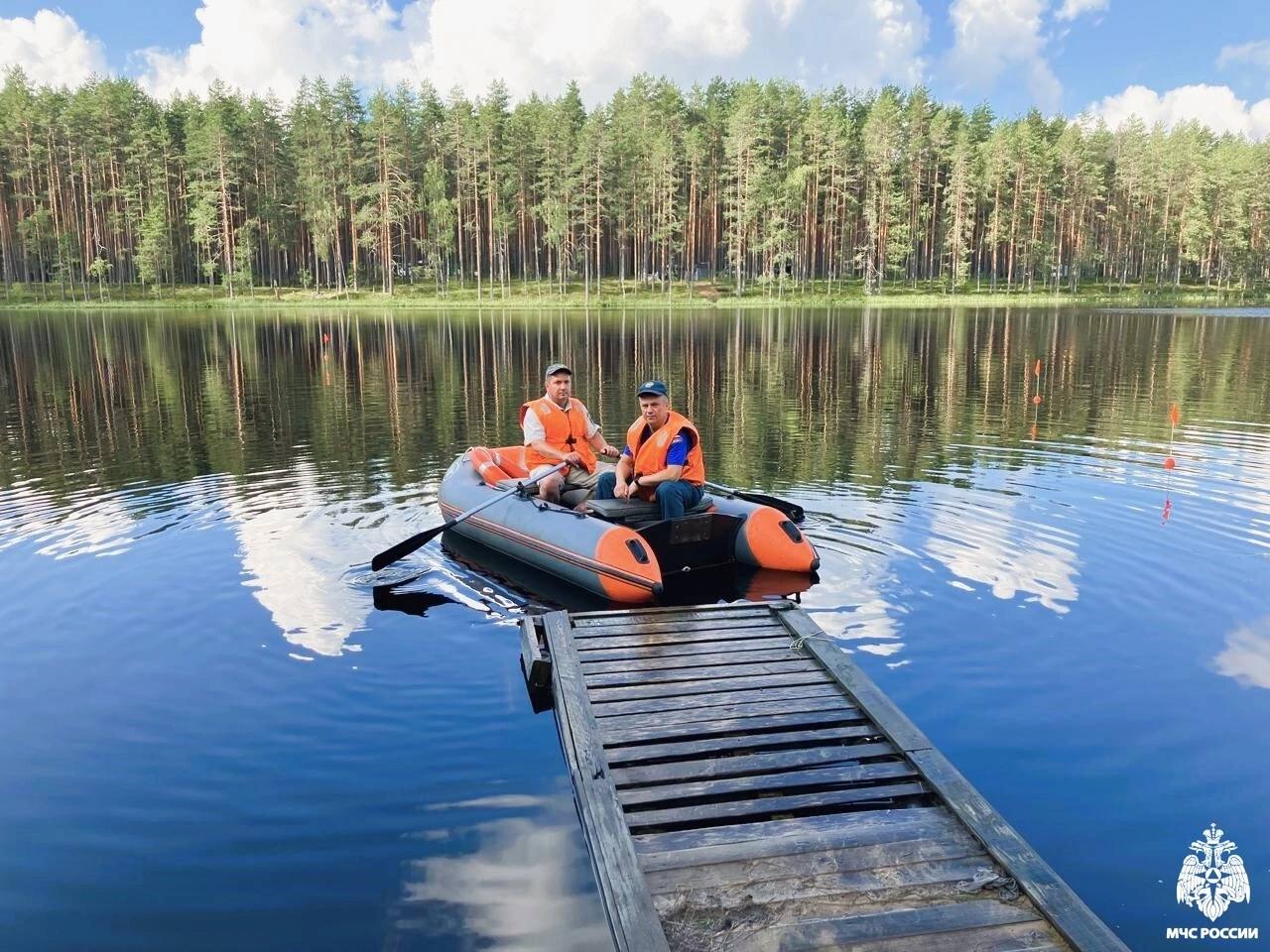 Безопасность на водном этапе соревнований    Инспекторы ГИМС приняли участие в обеспечении безопасности участников соревнований в рамках спортивно-туристического праздника "Семиозерье - 2025" в Олонецком районе.  Участникам напомнили правила безопасности на водоёмах, виды спасательных средств, а также номера телефонов экстренных служб.      MAX