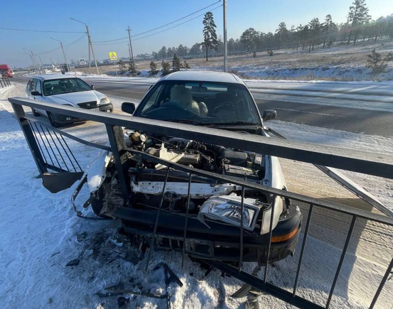 Жительница Бурятии попала в аварию из-за открывшегося на ходу капота  ДТП случилось сегодня утром в районе кладбища возле станции Онохой. Как сообщили в ГИБДД Бурятии, у 56-летней женщины, управлявшей автомобилем «Тойота Спринтер», на ходу открылся капот. В результате она потеряла управление над машиной и врезалась в дорожное ограждение. В аварии пострадала сама автоледи и ее пассажир. Их доставили в больницу для осмотра. #Бурятия        Сообщить нам свою новость можно по кнопке:       Письмо в редакцию