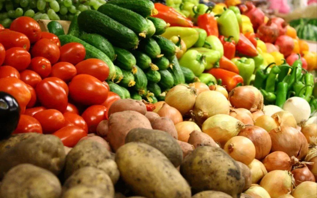 Первый ГОСТ для фермерской продукции утвердили в России, он вступает в действие с 1 января 2026 года.  Стандарт определяет общие требования для маркировки продукции, визуальную идентификацию фермерских зон в каналах продаж, понятную и достоверную информацию о производителе  название хозяйства, местонахождение , составе продукта и его особенностях.  ГОСТ закладывает основы для продвижения фермерской продукции. Покупатель сможет делать осознанный выбор, поддерживать малого отечественного производителя и получать фермерский продукт.