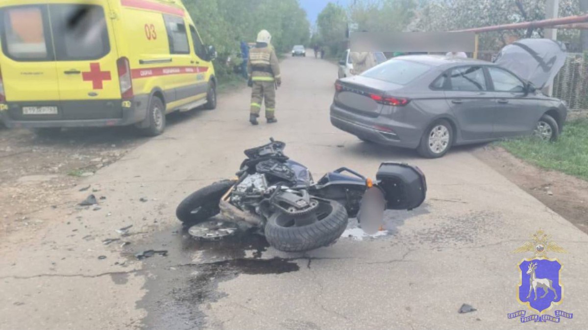 В Самарской области мотоциклист попал под колеса Geely В пятницу, 2 мая, в Ставропольском районе произошло ДТП, в результате которого пострадал водитель мотоцикла. По информации, предоставленной ГУ МВД по Самарской области, около 13:45 40-летний мужчина, управляя мотоциклом Yamaha, двигался по улице Луговая в селе Тимофеевка. На перекрестке равнозначных дорог он не уступил дорогу автомобилю Geely, за рулем которого находилась 21-летняя девушка, и допустил столкновение. На место происшествия оперативно прибыли сотрудники Госавтоинспекции, которые обеспечили беспрепятственный проезд транспорта, опросили участников и очевидцев аварии, а также провели другие необходимые мероприятия для установления обстоятельств произошедшего. Водитель мотоцикла с места ДТП был госпитализирован. О его состоянии на данный момент не сообщается. ГУ МВД напоминает, что указанные сведения носят исключительно информационный характер и не определяют степень виновности участников ДТП. Обстоятельства аварии продолжают устанавливаться. : ГУ МВД России по Самарской области