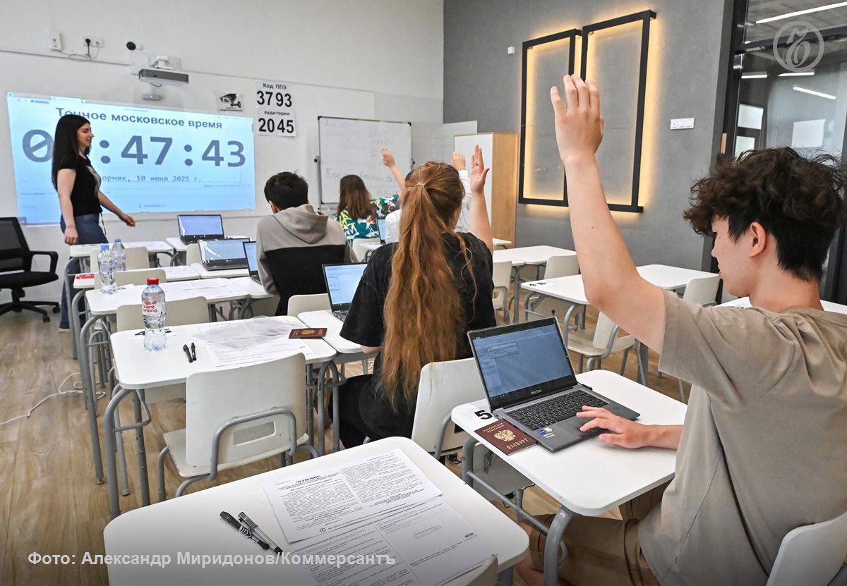 Ректор МГУ Виктор Садовничий заявлял о проблеме концентрации олимпиадников в топовых столичных вузах Они занимают большую часть бюджетных мест на некоторых направлениях и вытесняют абитуриентов с высокими баллами ЕГЭ Так в этом году 55 олимпиадников поступили в 10 вузов НИУ ВШЭ ИТМО МФТИ Финансовый университет при правительстве МГТУ МГУ РАНХиГС МИФИ Санкт Петербургский госуниверситет промышленных технологий и дизайна и РУДН Существующая система зачисления победителей школьных олимпиад в вузы не нуждается в кардинальных реформах так Ъ заявили представители ведущих университетов страны Они подчеркнули что олимпиадники создают уникальную интеллектуальную среду и повышают рейтинги вузов В Минобрнауки окончательного решения вопроса пока не видят Ъузнал