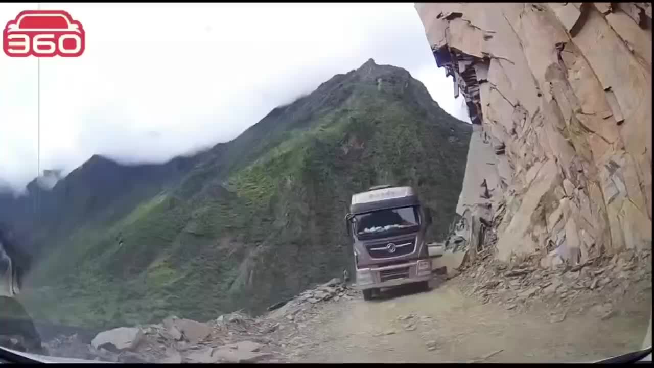 Грузовик пережил камнепад на горной дороге в Китае