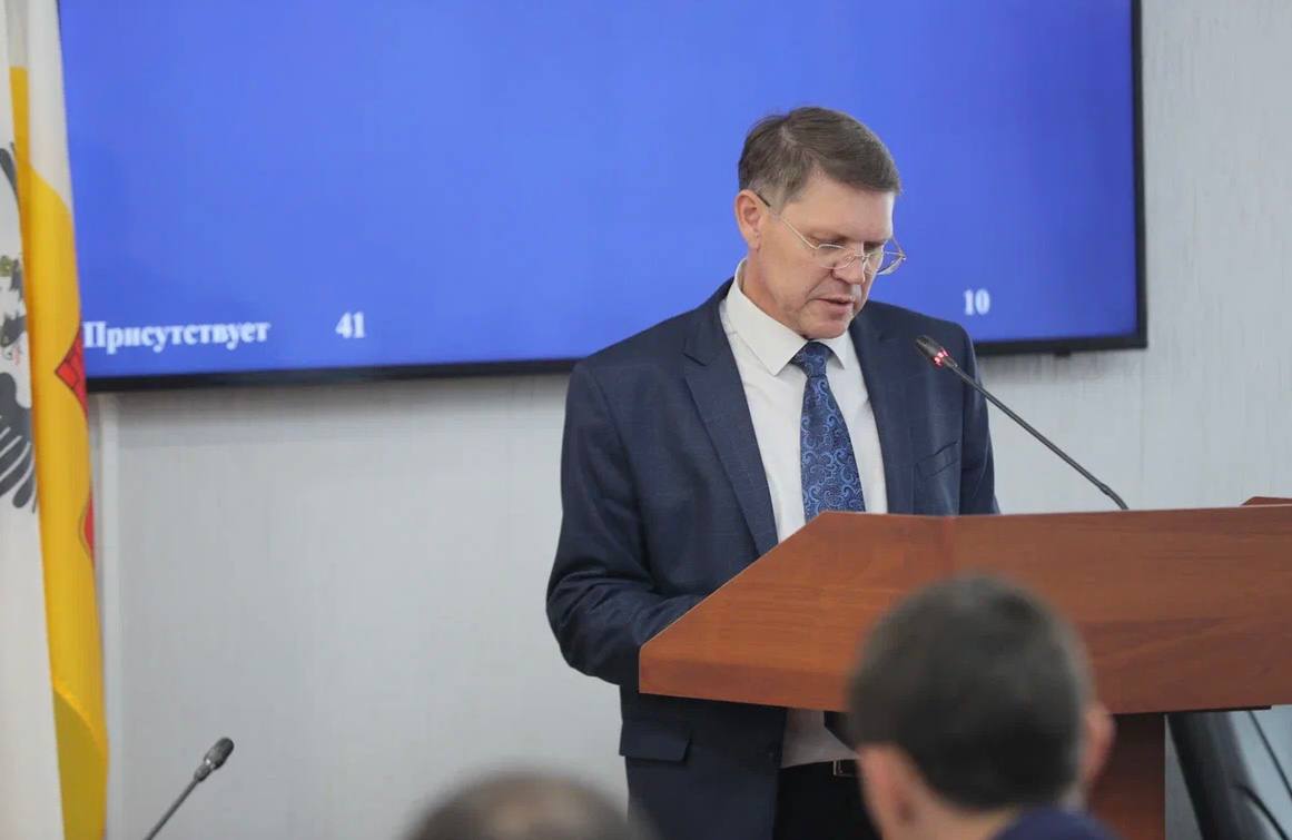 На заседании городской Думы утверждены ключевые решения, которые помогут сделать краевую столицу ещё комфортнее. Выделены денежные средства, которые пойдут на улучшение городской среды, в том числе на озеленение и создание новых общественных пространств. В конкурсе местных инициатив поддержку получили три проекта. В посёлке Российском преобразится сквер «Российский» и пешеходная зона на улице Комарова, а вдоль трамвайных путей на улице Стасова удобные дорожки с местами для отдыха. В рамках компенсационного озеленения новые деревья высадят на улицах Есенина и Октябрьской. Это важный вклад в экологию и комфорт жителей. Работа продолжается — вместе создаём город для жизни!