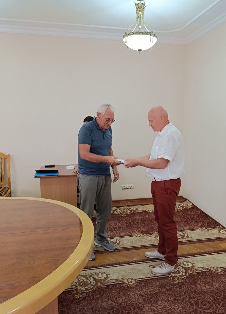 Николай Гаврилов, исполнительный директор завода железобетонных изделий №7, удостоен почётного звания «Заслуженный работник Приднестровской Молдавской Республики».   Считает своей главной наградой не звание, а комфорт и безопасность бендерчан, ради которых трудится. Простой инженер-механик, выпускник политехнического института, в строительной сфере он трудится более 40 лет, прошёл путь от слесаря, механика и бригадира до главного инженера и директора предприятия.   «Самое важное в нашей работе, это ценить настоящих специалистов, дорожить их знаниями и умениями. Моя задача – правильно использовать их опыт во имя общего дела»  – поделился Николай Александрович.