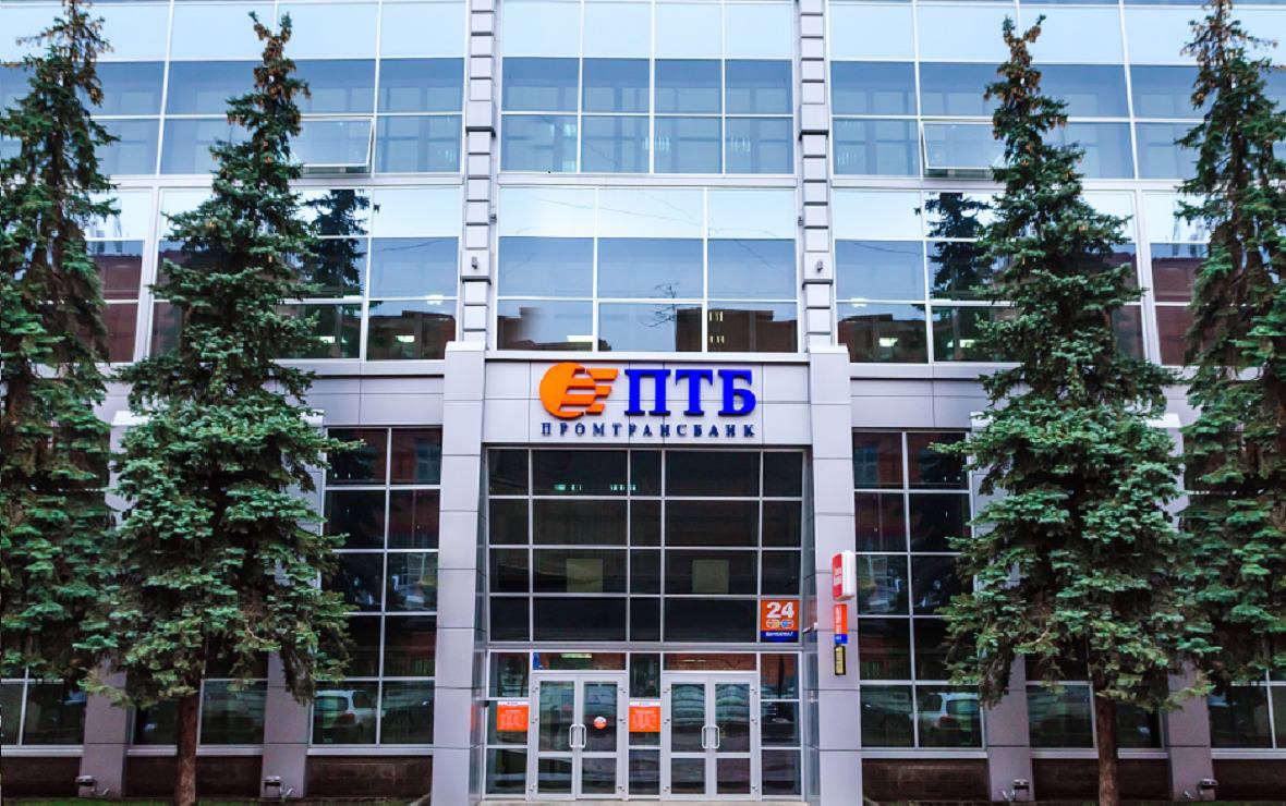 Арбитражный суд Башкирии по заявлению госкорпорации Агентство по страхованию вкладов АСВ запретил выезжать за пределы страны бывшим членам наблюдательного совета ликвидированного уфимского банка ПТБ Марине Юрковской и Камилю Галимову члену правления Дамиру Гадиеву и бенефициару Ильдару Мухаметдинову На их имущество в пределах 152 8 млн руб наложен арест на ранее отчуждённое имущество запрет регистрационных действий чтобы его нельзя было продать или подарить Такие меры приняты чтобы обеспечить возмещение ущерба пояснили в пресс службе АСВ В процессе конкурсного производства выяснилось что указанные лица допустили выдачу кредитов организации заведомо неспособной их погасить Промтрансбанк ПТБ стал последним чисто башкирским банком у которого Центробанк России отозвал лицензию в апреле 2025 года При отключении интернета доступен наш канал в Max Честно говоря ВК MAX подписывайтесь