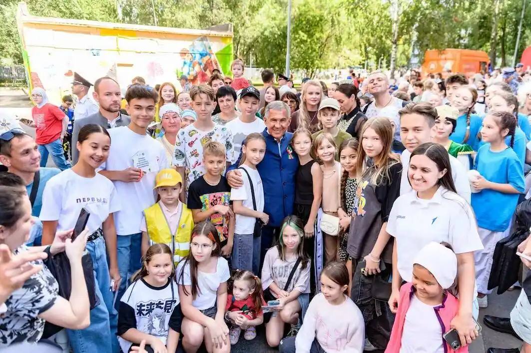 Минниханов дал старт народному конкурсу дворовых событий «Курше фест» Раис Республики Татарстан Рустам Минниханов объявил о начале народного конкурса дворовых событий «Курше фест». Жители республики смогут получить до 500 тысяч рублей на организацию мероприятий во дворах. Конкурс стал продолжением программы «Наш двор», сообщили в пресс-службе Раиса РТ. Цель конкурса «Курше фест» — развитие культуры добрососедства, укрепление семейных и соседских традиций среди жителей Татарстана. Участвовать в конкурсе могут как организации управляющие компании, ТСЖ, ТОС, НКО, индивидуальные предприниматели , так и инициативные граждане, желающие провести интересные события в своем дворе. Заявки на участие будут приниматься с 12 мая по 15 июня на официальном сайте dvor.tatar/konkurs. Имена победителей станут известны 1 июля, до 30 сентября они смогут реализовать свои проекты. Подписаться Сообщить новость