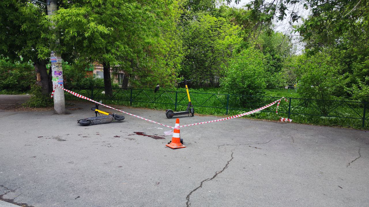 В Челябинске 12-летний самокатчик сбил пешехода Авария случилась на улице Калинина. Мальчик двигался про тротуару на электросамокате и наехал на 65-летнего мужчину. Пострадавшего госпитализировали. С начала года в Челябинске произошло 45 ДТП с участием самокатов. / Прислать новость
