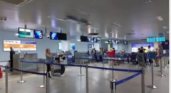 Площадь международного терминала аэропорта в Якутске вырастет в 2 раза В Якутске после реконструкции международного терминала аэропорта площадь здания увеличится с 5 5 до 12 8 тысяч кв метров а пропускная способность с 100 до 200 пассажиров в час Данный проект призван кардинально обновить транспортные ворота республики и усилить их роль в развитии международного туризма и экономики сообщает Министерство транспорта и дорожного хозяйства региона Процедура прохождения государственной границы займёт не более 3 часов для одного широкофюзеляжного воздушного судна до 400 человек Реконструкция позволит расширить карту беспосадочных направлений на расстояние до 11 тысяч км Ожидаемый годовой пассажиропоток составит до 60 тысяч человек Подробнее в МАХ