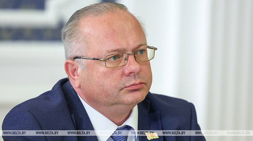 Комитет государственного контроля намерен продолжить взаимодействие с китайскими коллегами Об этом рассказал корреспонденту БЕЛТА председатель КГК Василий Герасимов накануне встречи во Дворце Независимости члена Постоянного комитета Политбюро ЦК Коммунистической партии Китая секретаря Центральной комиссии по проверке дисциплины КПК Ли Си с Президентом Беларуси Александром Лукашенко