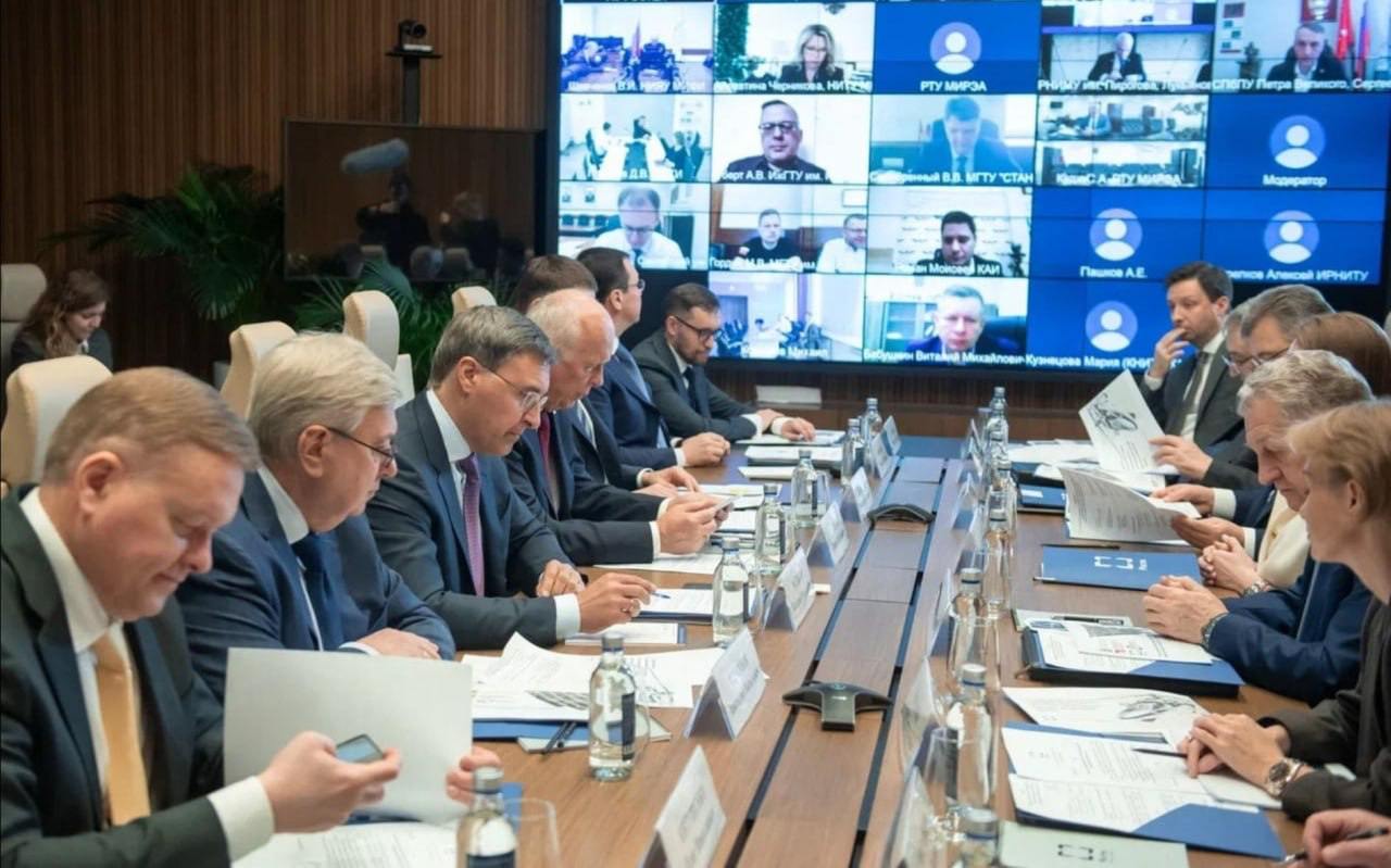 Московский авиационный институт вместе с другими ведущими университетами страны участвует в создании межвузовского кампуса, который откроют в 2027 году в Хабаровске. Проект разрабатывается с учётом запросов экономики - он поможет Дальнему Востоку с высококвалифицированными кадрами в области инженерии, технологий, промышленности, логистики и туризма. Для подготовки востребованных специалистов в кампусе откроют учебные корпуса, общежития, научные лаборатории, разработают специальные программы подготовки. В результате студенты получат не только актуальную теоретическую подготовку, но и практический опыт работы благодаря сотрудничеству кампуса с предприятиями-партнёрами. Ожидается, что кампус привлечёт инвестиции и создаст новые рабочие места, сохранит в регионе молодые таланты, ослабит «утечку мозгов» и создаст инновационную образовательную среду.