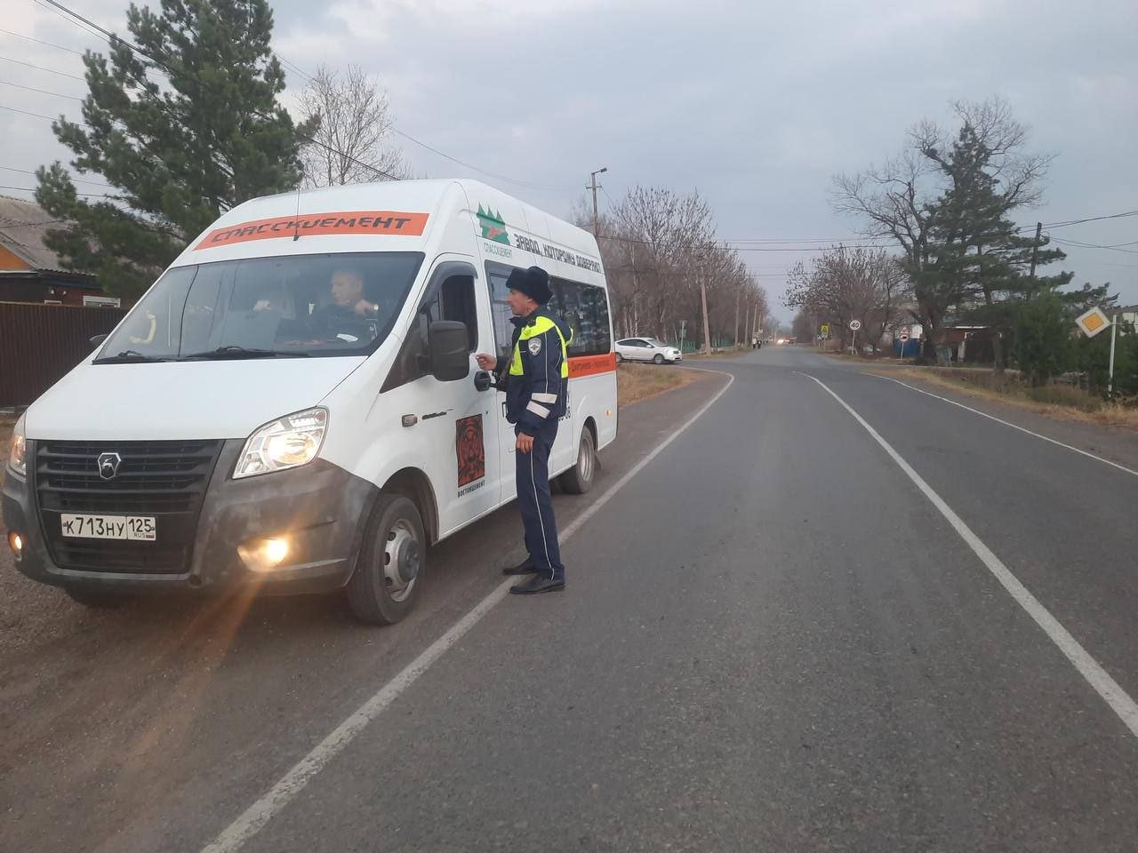 ГАИ Приморья подвела итоги профилактического мероприятия «Автобус» по проверке водителей маршрутных транспортных средств. Всего в рамках акции досмотрели 210 транспортных средств, работающих на маршрутных пассажирских перевозках. По результатам проверок к административной ответственности привлечены 32 водителя, 3 должностных и 1 юридическое лицо.