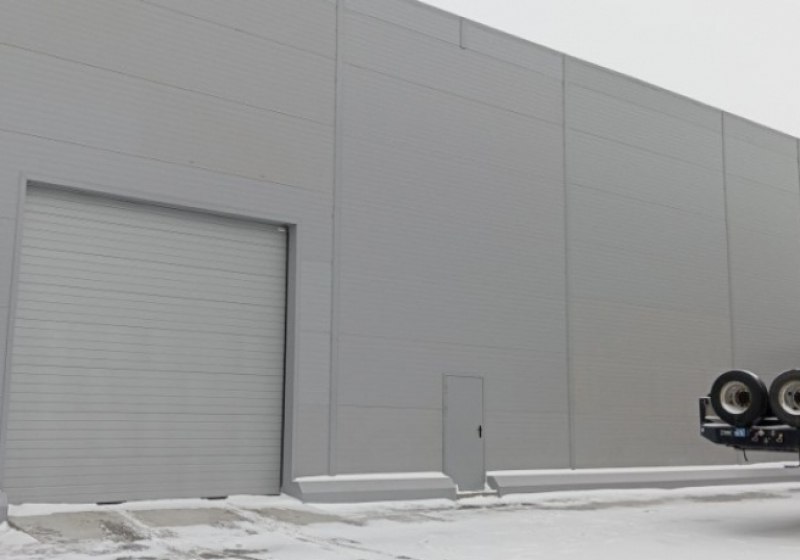 Первая очередь логистического центра Wildberries Russ в Омске заработает до конца года В Троицком поселении Омского района завершено строительство первой очереди логистического комплекса Wildberries Russ Площадь объекта 56 тыс кв м вместимость 20 млн единиц товаров Комплекс будет оснащён автоматической лентой для сортировки и роботами для перемещения паллет производительность до 570 тыс товаров в сутки Полностью весь центр откроется в 2026 году на площади 120 тыс кв метров