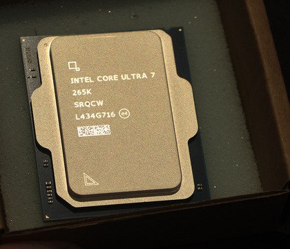 Overclock3D раньше времени опубликовал итоги игровых тестов Core Ultra 285K, 265K и 245K — Intel пора на покой  Эмбарго на обзоры процессоров линейки Core Ultra 200S истекает 24 октября текущего года. Однако журналисты тематического портала Overclock3D случайно опубликовали ревью новых чипов раньше положенного срока. Информацию удалили с сайта впервые минуты после публикации, однако ее успел заметить и сохранить известный сетевой детектив с ником  .  Читать далее