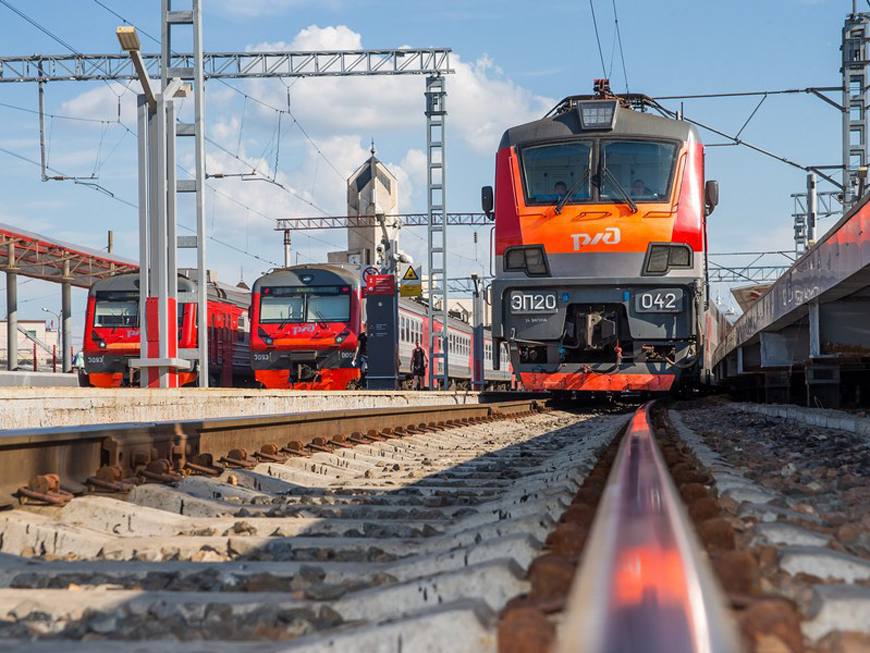 В Татарстане женщину насмерть сбил поезд  В Татарстане начали доследственную проверку по факту смертельного травмирования женщины на железнодорожной станции Сосновка. Об этом сообщили в пресс-службе Центрального МСУТ СКР.  Трагедия произошла утром 12 июля на станции Сосновка Горьковской железной дороги. Женщина получила смертельные травмы в результате наезда поезда.  Следственные органы устанавливают все обстоятельств происшествия.   Подписаться   Сообщить новость