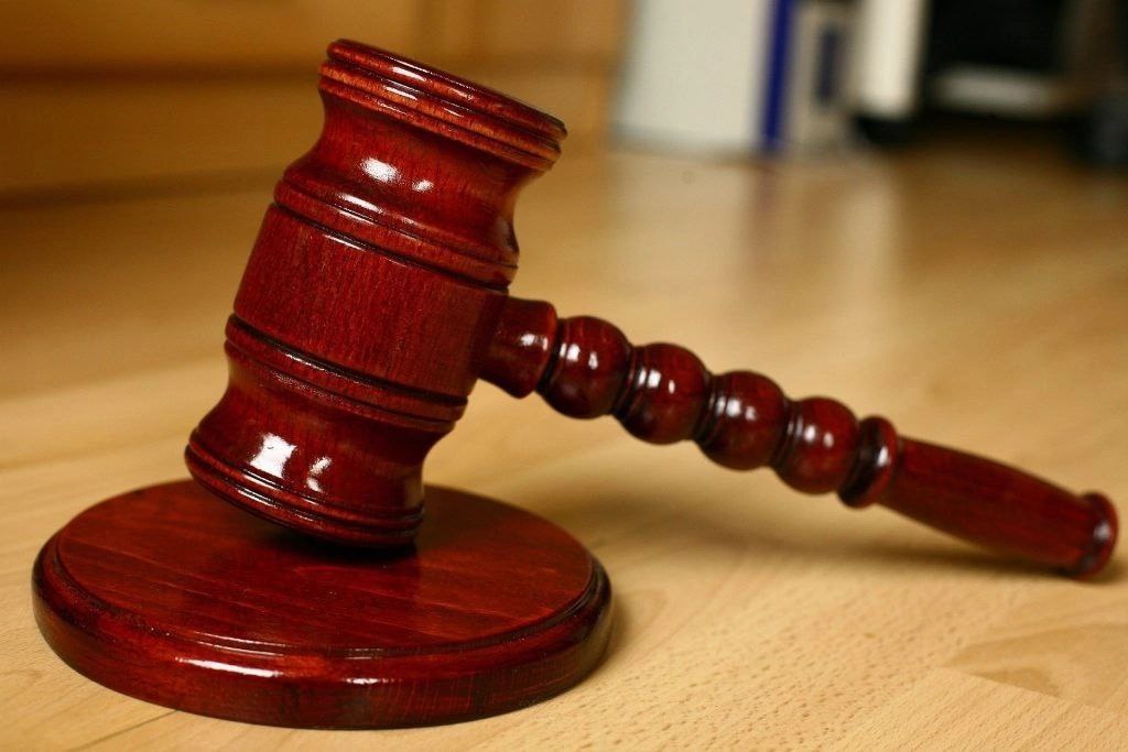 Суд в Чите приговорил красноярца к 5 годам колонии за террористический комментарий Второй Восточный окружной военный суд в Чите приговорил к 5 годам колонии общего режима 18-летнего жителя Красноярска за комментарий с призывом к терроризму в соцсети. Об этом 25 июня Lenta75.ru сообщили в пресс-службе прокуратуры Забайкалья. - В сентябре 2024 года молодой человек, разделяя экстремистские убеждения, в одной из социальных сетей под материалом о российско-украинском конфликте разместил комментарий с призывом к разрушительным и насильственным действиям в отношении представителей политической власти России, - уточнили в ведомстве. Кроме срока, ему запретили в течение 2 лет заниматься публичной деятельностью в интернете.