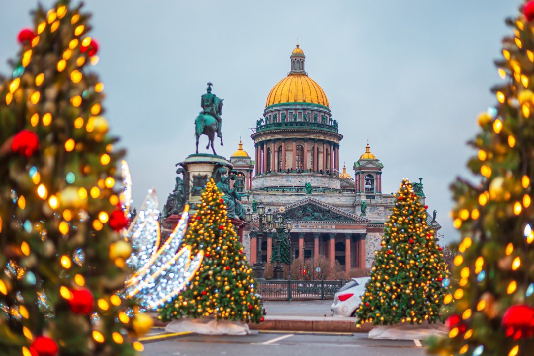 Главные туристические направления большая часть новогодних бронирования жилья пришлась на Москву Петербург и Краснодарский край Больше всего бронирований в сегменте посуточной аренды жилья на период с 31 декабря по 11 января было совершено в Москве Московской области Санкт Петербурге Краснодарском крае Свердловской области Новосибирской области Татарстане Нижегородской Ленинградской и Ростовской областях На 5 регионов лидеров пришлось более половины всех бронирований жилья 54 на топ 10 66 на топ 20 79 В прошлом году концентрация спроса была ниже на топ 5 регионов пришлось 42 всех бронирований на топ 10 61 В 90 случаев бронировали квартиру в 10 случаев загородный дом Единственный регион где чаще выбирали дома Ленинградская область 53 жители Северной столицы решили провести выходные дни на природе Высокая доля бронирований домов также в Карелии 36 в Московской области 22 в Калужской Владимирской Тверской и Ярославской областях по 20 28 Квартиры и дома на новогодние праздники начали выбирать еще летом но пик активности пришелся на конец декабря Более половины всех бронирований оказались спонтанными прокомментировала ведущий аналитик Циан Елена Бобровская