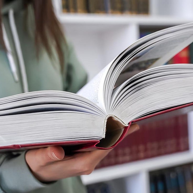 Книгой года стала Православная энциклопедия Звание Книга года в одноимённом конкурсе завоевала Православная энциклопедия под редакцией патриарха Кирилла сообщает ТАСС Церемония вручения премии состоялась накануне 3 сентября она вошла в программу Московской международной книжной ярмарки ММКЯ Помощник Президента РФ председатель первый секретарь Союза писателей России Владимир Мединский назвал эту награду авторитетной Он напомнил что за неё борются издательства с отличной репутацией Звание Книга года получает издание ставшее важнейшим событием конкурсного года и подготовленное на высоком издательско полиграфическом уровне Книги russkiymir ru news 339304
