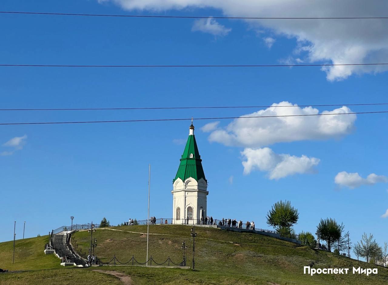 В Красноярске снова ищут подрядчика для проектирования лестницы на Караульной горе. Подрядчика для проектирования лестницы уже искали, в апреле 2025 года. Тогда разработку проектно-сметной документации оценили в 1,5 миллиона рублей, а срок завершения работ назначили на 1 июля 2025 года. Торги выиграло ООО «Доверие», но, как сказано в закупке, контракт с ними расторгли. Новую лестницу на Караульной горе хотят построить от улицы Брянской до улицы Степана Разина — прямо к часовне Параскевы Пятницы. Торги на разработку проекта появились на сайте госзакупок. Начальная цена контракта составляет 1,9 миллиона рублей. Подрядчика выберут 19 августа 2025 года. Выполнить все обследования, проектирование и пройти экспертизу ему нужно будет до 20 ноября 2025 года.
