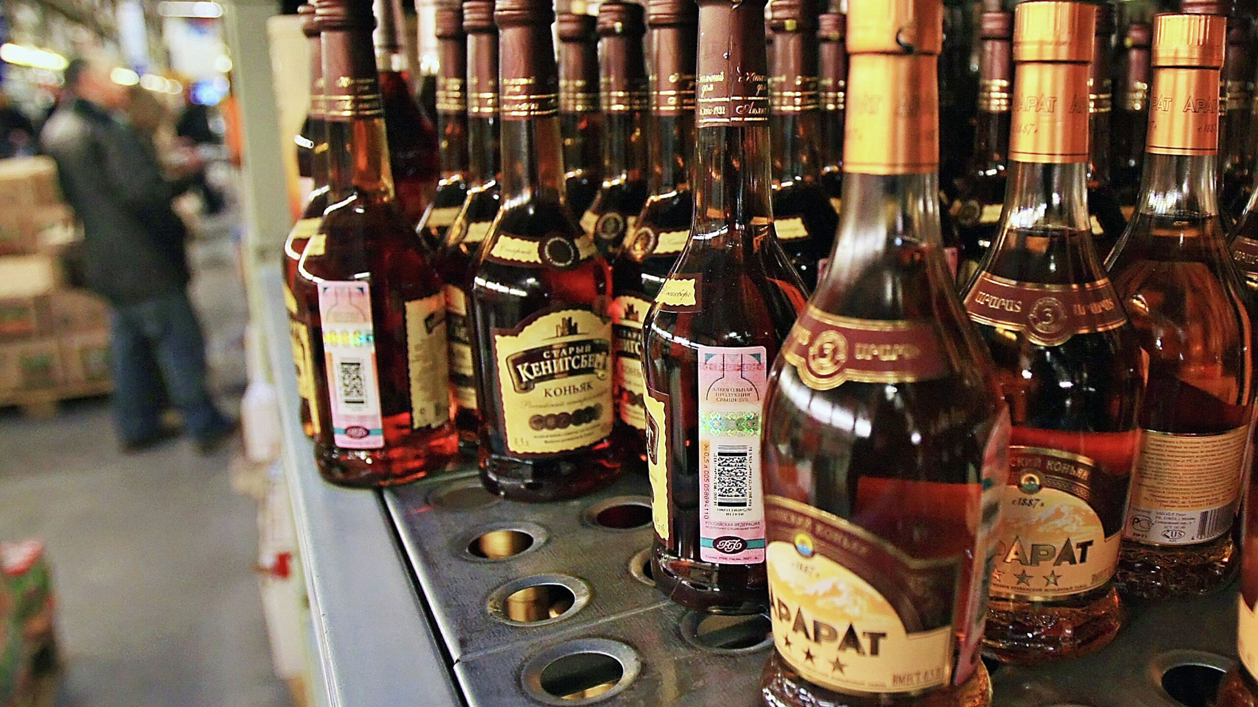 Потребление алкоголя в России в ноябре снизилось в 62 регионах сильнее всего в Пермском крае Кировской и Иркутской областях следует из расчетов РИА Новости по данным статистики Если в январе потребление алкогольной продукции на душу населения в Пермском крае за последние 12 календарных месяцев составило 12 литров чистого спирта то в ноябре уже 8 9 литра В тройку российских субъектов где за последний год стали меньше пить также вошли Кировская 2 8 литра и Иркутская 2 7 литра области В результате там выпивали в год 11 3 литра и 7 6 литра соответственно Жители Калужской области на ноябрь потребляли 7 7 литра что на 2 6 литра меньше уровня января В то же время в Смоленской области и Карелии показатель сократился на 2 3 литра составив 8 3 литра и 11 5 литра на человека В Ленинградской области в среднем выпивать стали на 2 2 литра меньше всего 7 4 литра а в Ямало Ненецком автономном округе потребление уменьшилось на 2 1 литра до 8 2 литра