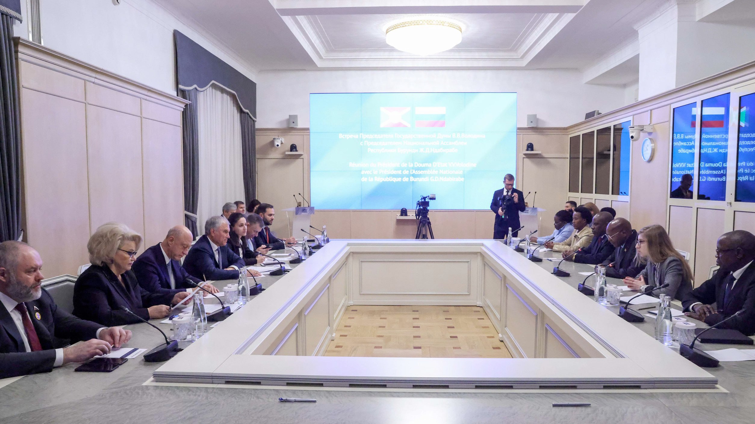 Госдума РФ и Национальная ассамблея Бурунди подписали соглашение о сотрудничестве Документ был подписан председателем российской нижней палаты парламента Вячеславом Володиным и бурундийским парламентарием Желазом Даниэлем Ндабирабе Предлагаю по линии профильных комитетов в наших парламентах максимально отработать коммуникации через обмен мнениями обсуждение вопросов которые стоят в повестке Так мы выйдем на большую динамику в развитии отношений сказал во время встречи Володин Визит бурундийской делегации в Москву придаст дополнительный импульс двустороннему межпарламентскому сотрудничеству Необходимо создавать правовые условия новые возможности для развития бизнес контактов между представителями стран Африканская инициатива Подписаться