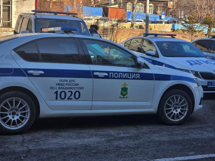 Экс-сотруднику ДПС ГИБДД МО МВД России «Большекаменский» грозит лишение свободы сроком на 10 лет за избиение водителя на трассе в Приморье. В июле 2024 года старший инспектор ДПС заподозрил, что водитель автомобиля Mitsubishi Outlander, двигавшийся по трассе Артем-Находка-Порт Восточный, возможно, совершил административное правонарушение. Инспектор, преследуя автомобиль, остановил его. Затем, будучи должностным лицом, он избил водителя, не оказывавшего сопротивления и не совершавшего противоправных действий, повалил на землю и надел наручники. В отношении сотрудника ДПС возбудили уголовное дело по статье 286 УК РФ. Сейчас оно направлено в суд. Мужчине грозит до десяти лет лишения свободы с лишением права занимать определенные должности.