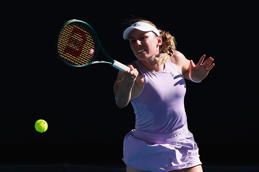 Россиянка с баранкой обыграла украинку на турнире WTA в Абу Даби Екатерина Александрова стала четвертьфиналисткой турнира WTA 500 в Абу Даби с призовым фондом более 1 2 млн обыграв украинку Даяну Ястремскую со счетом 6 3 6 0 Александрова занимает 11 е место в мировом рейтинге Ястремская 43 е В предыдущих шести личных встречах в WTA соперницы одержали по три победы Следующей соперницей россиянки станет белоруска Александра Соснович 109 я или филиппинка Александра Эала 45 я Ранее в четвертьфинал турнира вышла россиянка Людмила Самсонова 18 я Getty Images Подписаться на РБК Спорт