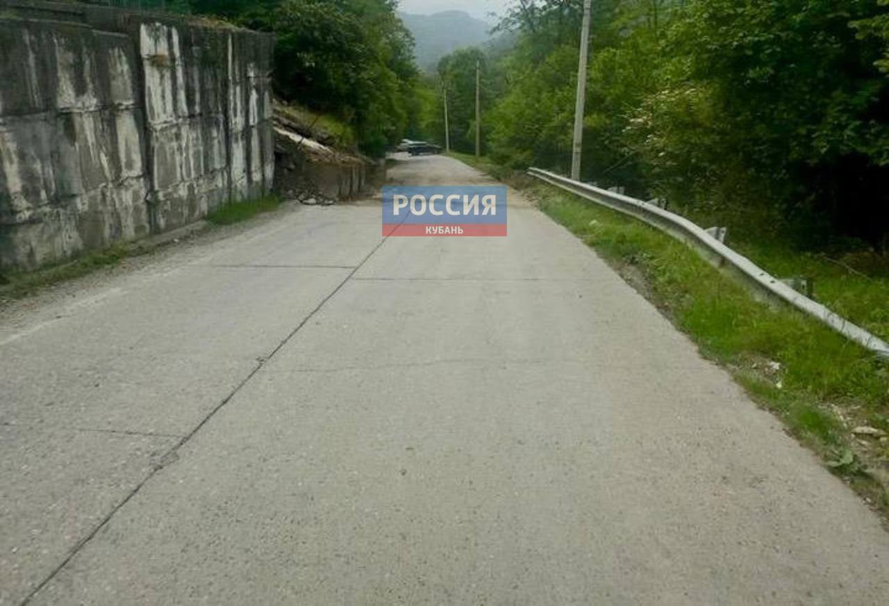 Подпорная стена кладбища рухнула на дорогу в Сочи Огромные бетонные блоки перекрыли движение этой ночью в селе Галицыно. К счастью, никто не пострадал. Сейчас специалисты расчистили проезжую часть. Движение авто осуществляется в штатном режиме, рассказали нам в мэрии города. Видео: chepsochi Быть в курсе Прислать новость