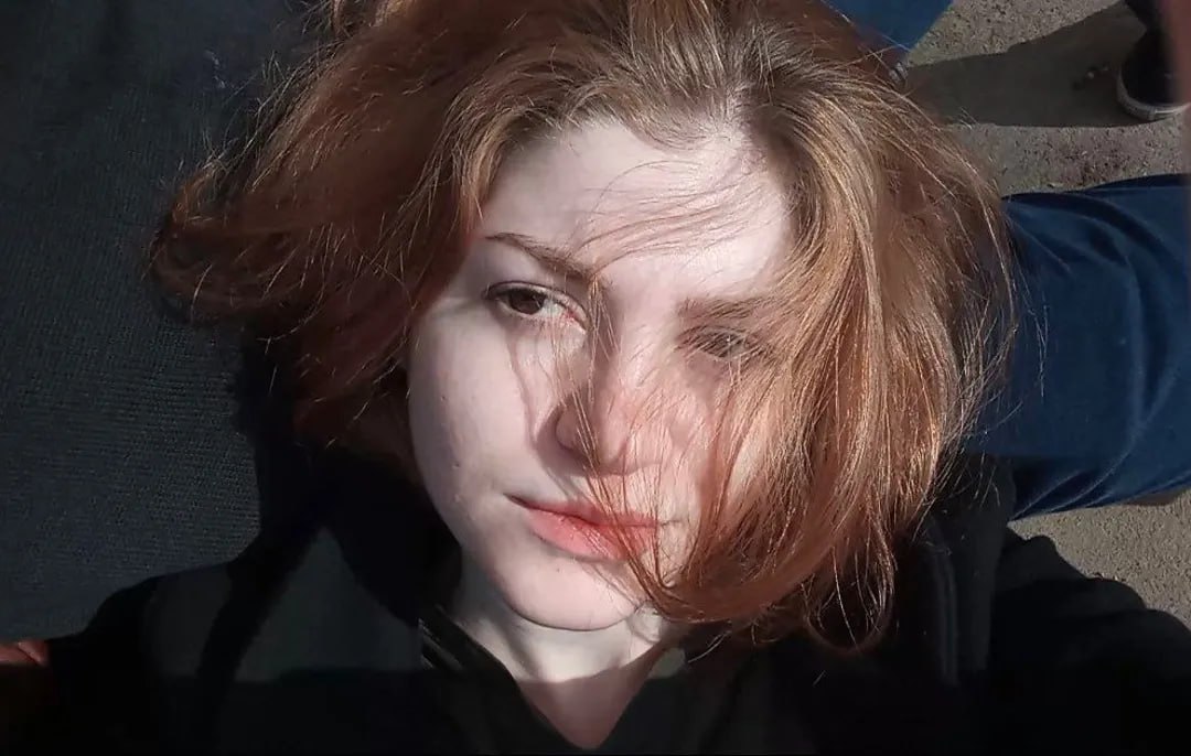 СК SOS чеченка Седа Сулейманова могла быть убита по приказу Адама Делимханова Сбежавшую от родственников чеченку Седу Сулейманову насильно возвращенную из Санкт Петербурга в Чечню летом 2023 года могли убить спустя несколько месяцев говорится в фильме Валерии Кирсановой на Дожде Эту версию журналистам рассказал директор кризисной группы СК SOS Давид Истеев По информации организации в ноябре 2023 года девушку похоронили за пределами кладбища как собаку на окраине дороги в ее родовом селе Алхан Юрт Несколько источников сообщили СК SOS что приказ об убийстве мог отдать депутат Госдумы от Чечни Адам Делимханов ближайший соратник Рамзана Кадырова однако подтвердить эти данные еще не удалось В октябре 2022 года года Сулейманова уехала из Чечни из за опасений убийства чести родственники обвиняли ее в недостаточной религиозности Девушка прожила в Санкт Петербурге меньше года и в августе 2023 го ее похитили и вернули в республику Спустя некоторое время чеченский омбудсмен Мансур Солтаев опубликовал фото и видео Сулеймановой которые должны были доказать что девушка жива и довольна ситуацией дома С тех пор о ней ничего не было известно Фото соцсети