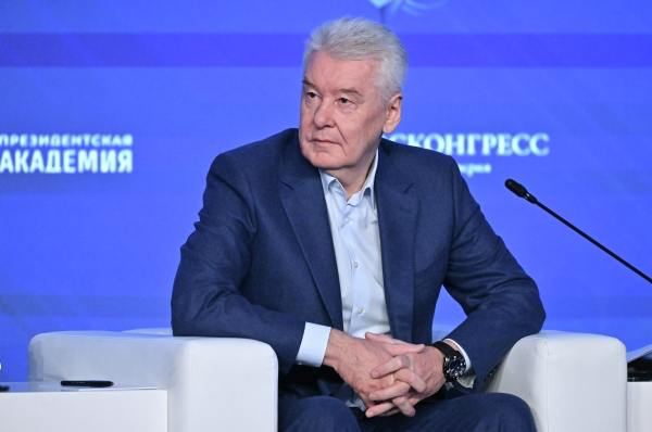 Собянин анонсировал в Москве установку 550 зарядных станций для электромобилей Город заключил 11 долгосрочных контрактов на установку и обслуживание быстрых ЭЗС сообщил мэр столицы Правительство подготовит площадки на уличных и перехватывающих парковках а операторы займутся установкой и эксплуатацией оборудования На это им отводится семь лет Сергей Собянин отметил что число электромобилей в столице с 2015 года выросло в 150 раз до 40 4 тыс По оценкам экспертов к 2030 году эта цифра может увеличиться до 320 тыс машин Кроме того в парке Мосгортранса работает почти 3 тыс электробусов Подписаться на Говорит Москва Telegram VK MAX