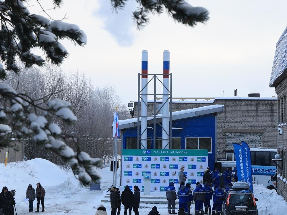 Архангельский речной порт перевел на природный газ центральный грузовой район Жаровиха Теперь предприятие обеспечено экономичным эффективным и экологически чистым топливом что открывает новые возможности для развития инфраструктуры порта Проект газификации терминалов Архангельского речного порта стартовал в январе 2025 года На первом этапе был принят план модернизации угольной котельной Произведен демонтаж старого оборудования Газовая котельная ЦГР Жаровиха обеспечивает все потребности по теплоснабжению офисных и производственных помещений грузового района а также позволяют в перспективе подключить к теплоснабжению складские помещения общей площадью более 6 тысяч квадратов Газификация терминала позволит оптимизировать затраты на выработку тепловой энергии минимизировать выбросы вредных веществ в атмосферу а также обеспечит положительный экономический эффект как отметили речники снижение затрат на теплоснабжение объектов грузового района планируется в три раза Подробнее читайте на сайте Фото пресс службы Архречпорта