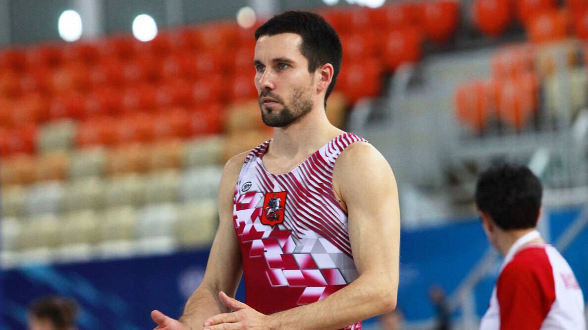 Россияне впервые с 2021 года завоевали медаль на ЧМ по прыжкам на батуте Наши стали бронзовыми призерами в командных соревнованиях на двойном минитрампе на ЧМ который проходит в Памплоне За свое выступление в финале Михаил Юрьев получил 28 700 балла Михаил Заломин 29 600 Кирилл Пантелеев 24 800 В сумме россияне набрали 16 очков news matchtv Федерация гимнастики России